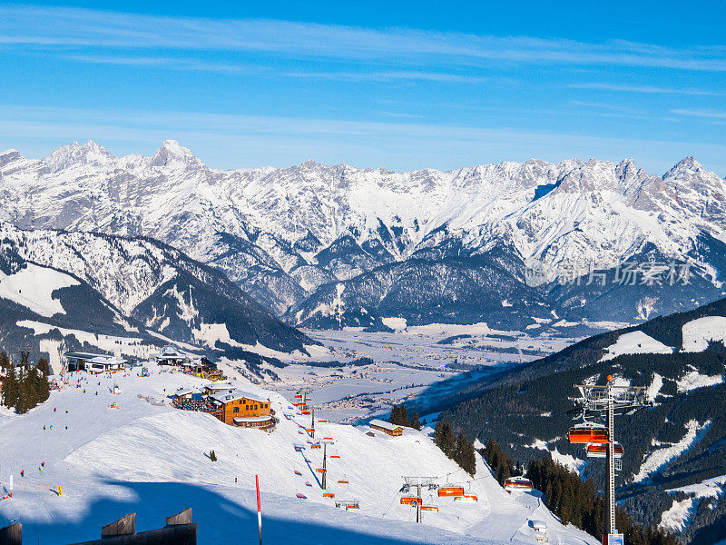 阳光明媚的高山滑雪胜地，欧洲的奥地利阿尔卑斯山