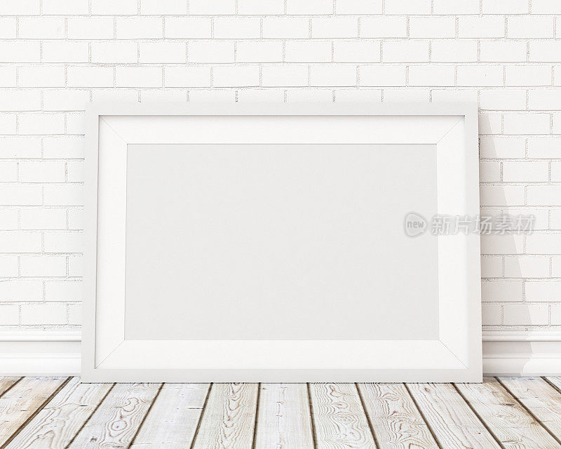 白墙上一个空白的方形相框