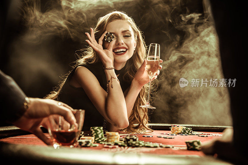 带着饮料和扑克筹码的微笑女人的肖像