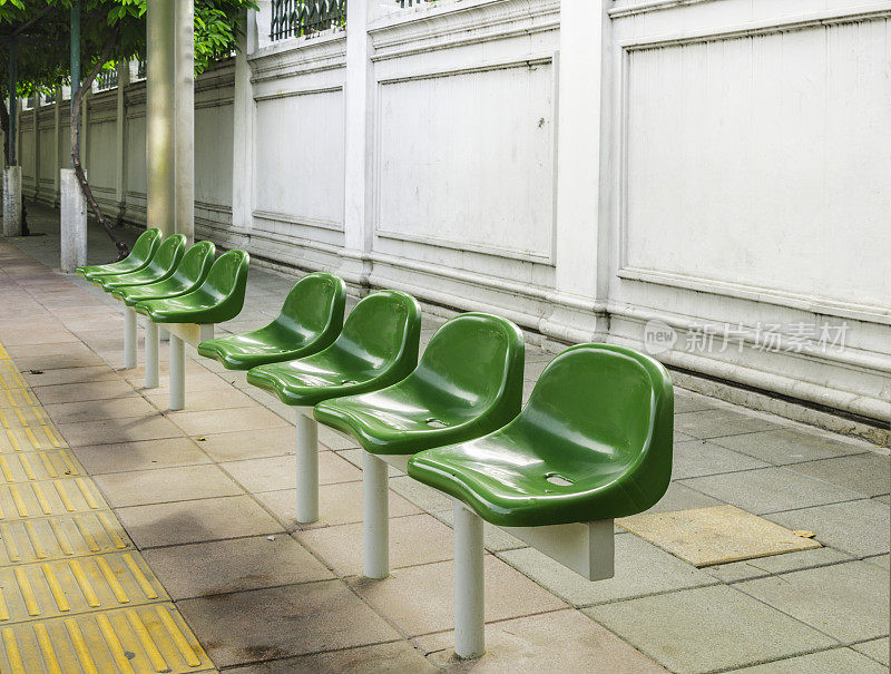 公共汽车站的绿色塑料座椅
