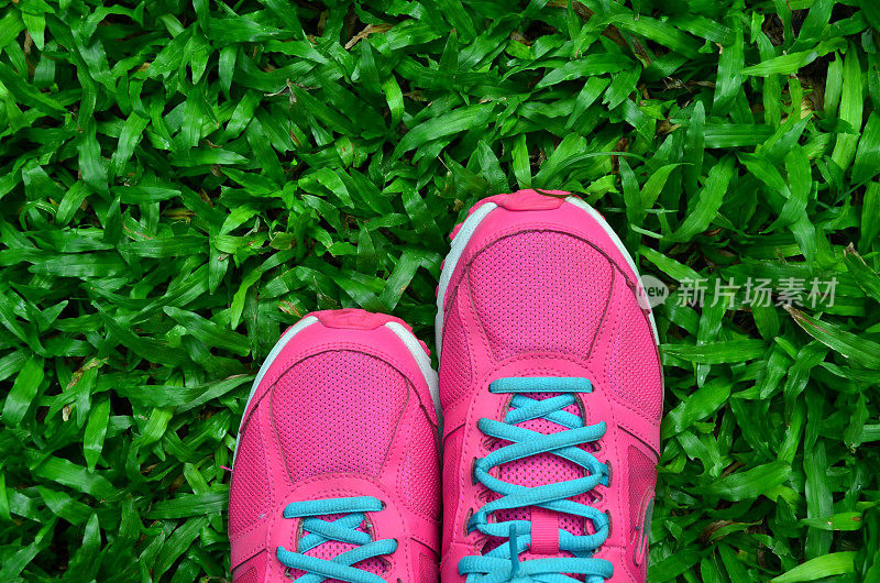 粉红色的运动鞋