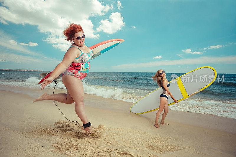 有冲浪板的胖女人
