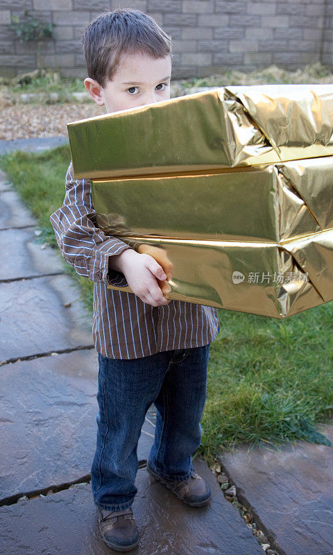 一个四岁的男孩，带着包装好的礼物