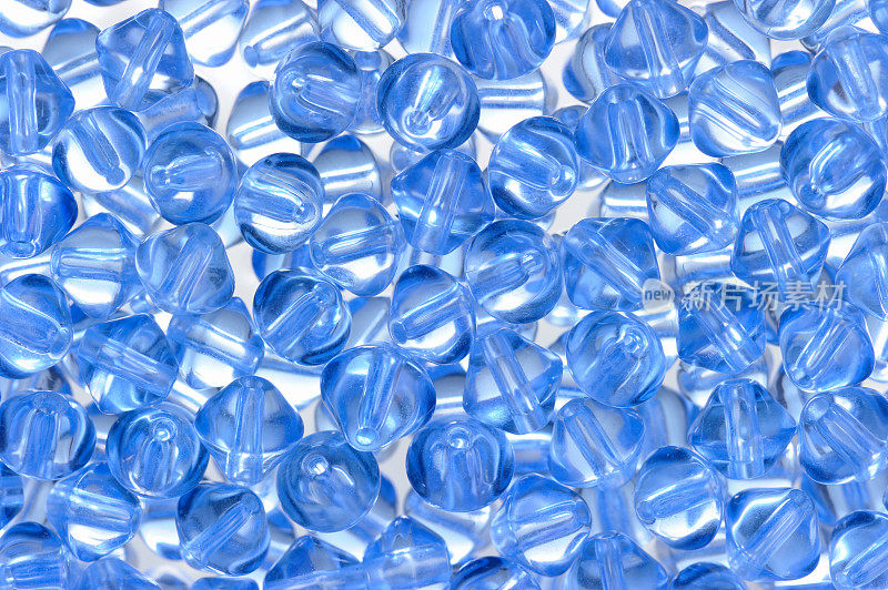 蓝色透明的珠子