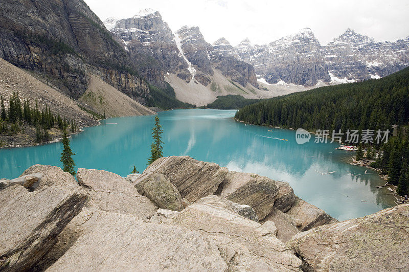 加拿大落基山脉的冰川湖