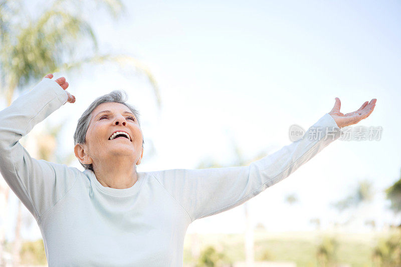 享受生活的老年妇女