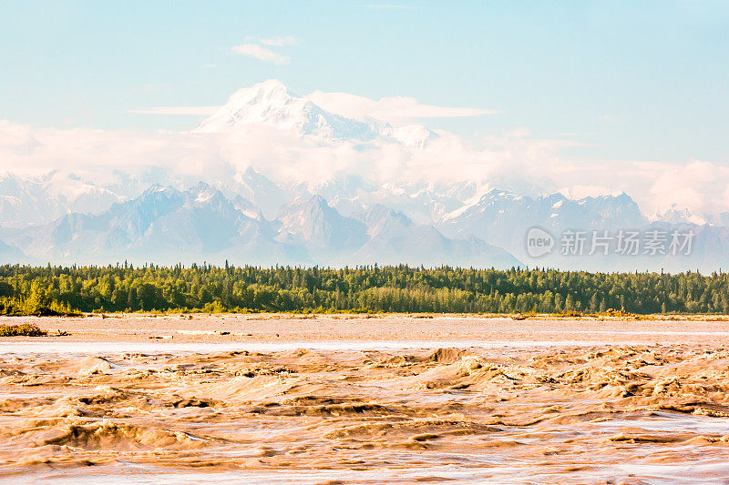 阿拉斯加的麦金利山，在一条泥泞的河流后面