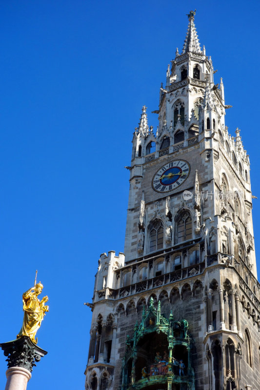 慕尼黑新市政厅和玛丽恩广场上的圣玛丽圆柱