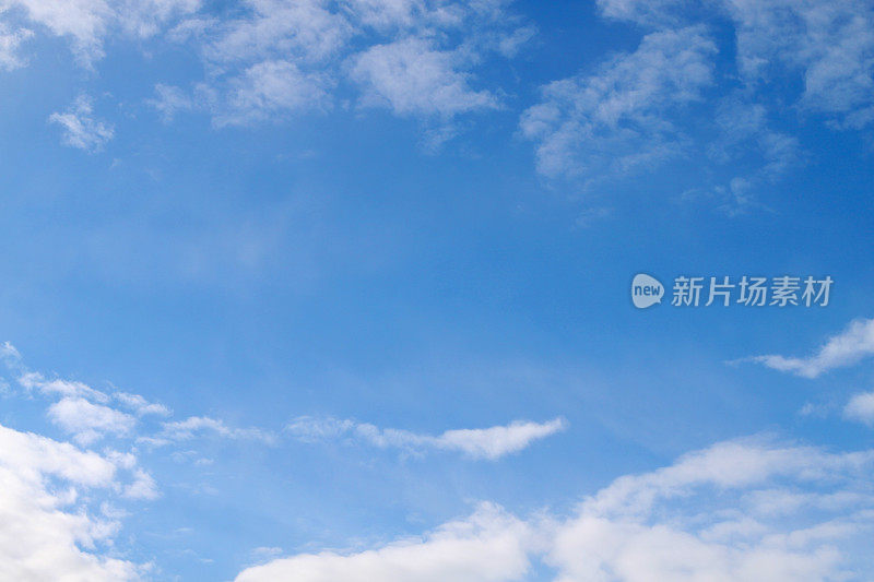 蓝色的天空和云彩的背景