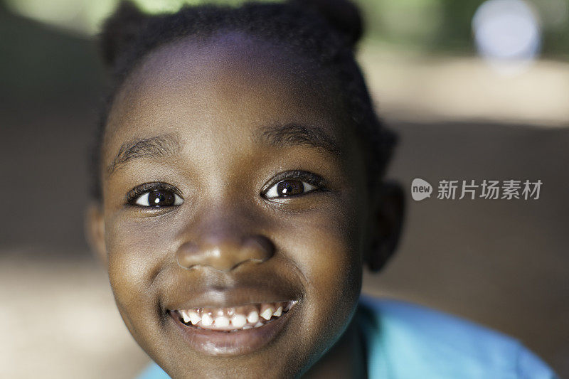年轻的非洲女孩对着镜头微笑