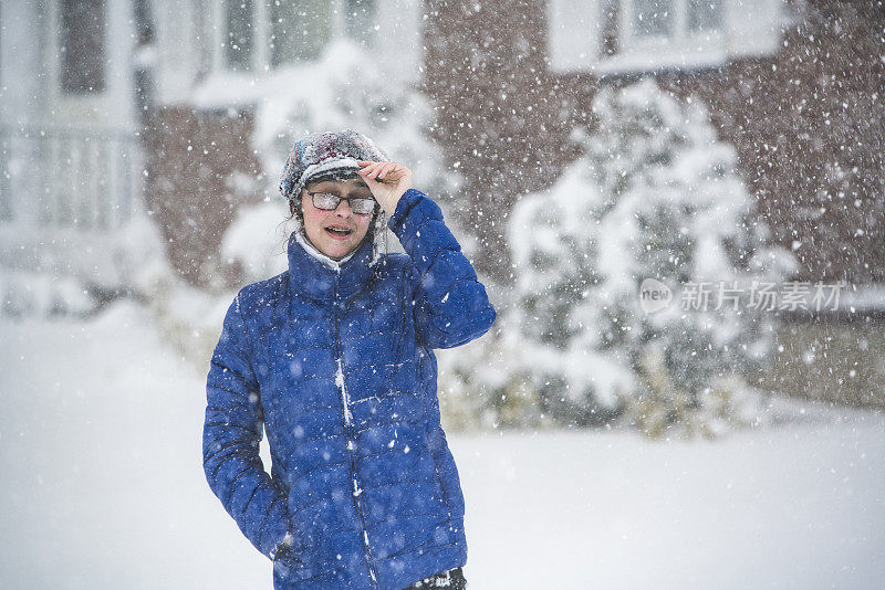 雪下的少女在街上