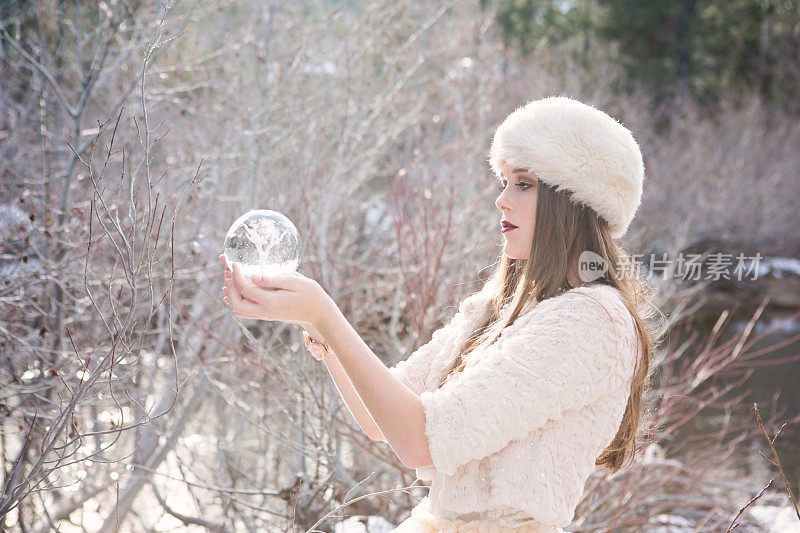 白雪公主凝视着一个雪球