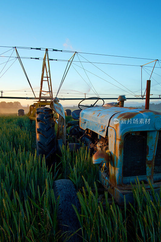 新西兰的灌溉和老式拖拉机