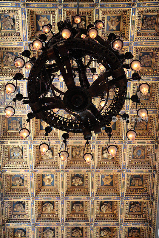 意大利比萨大教堂的金色天花板和枝形吊灯