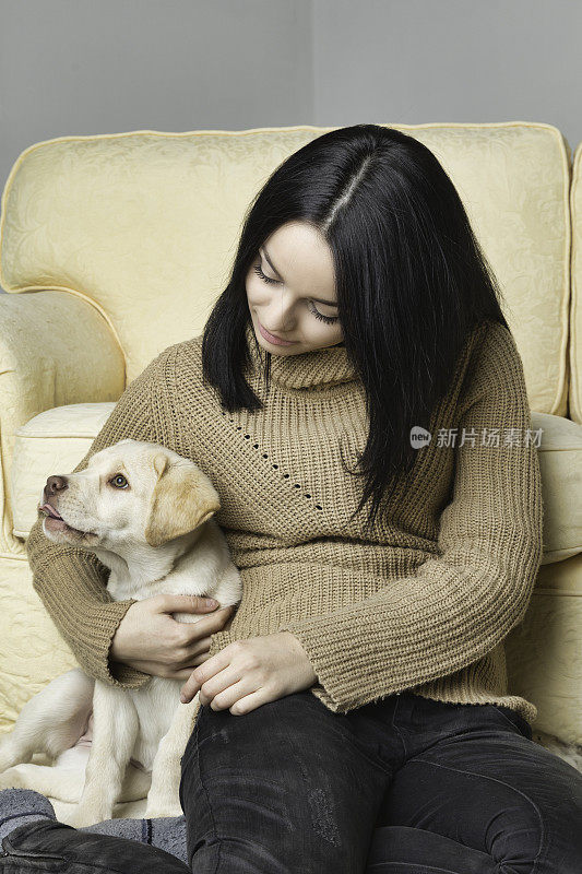 女孩和一只金色拉布拉多小狗