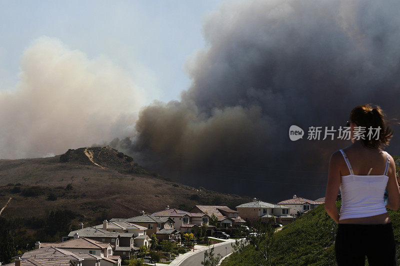 灌木丛火灾威胁民居