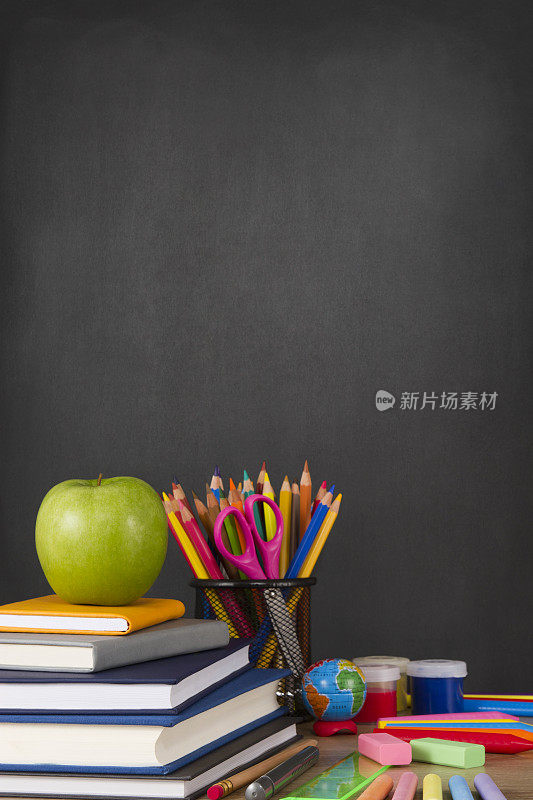 学校用品，苹果和黑板