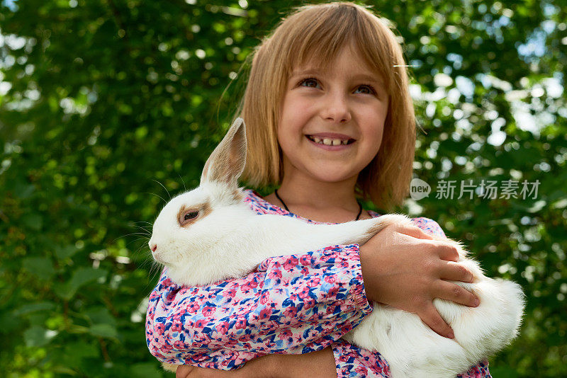 带着复活节兔子的快乐女孩