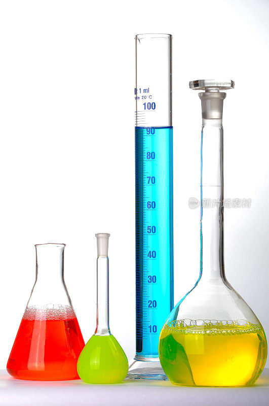 实验室里的试管和烧杯，里面有五颜六色的溶液