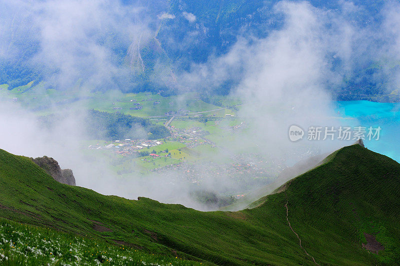 瑞士陡峭的山脊和湖泊