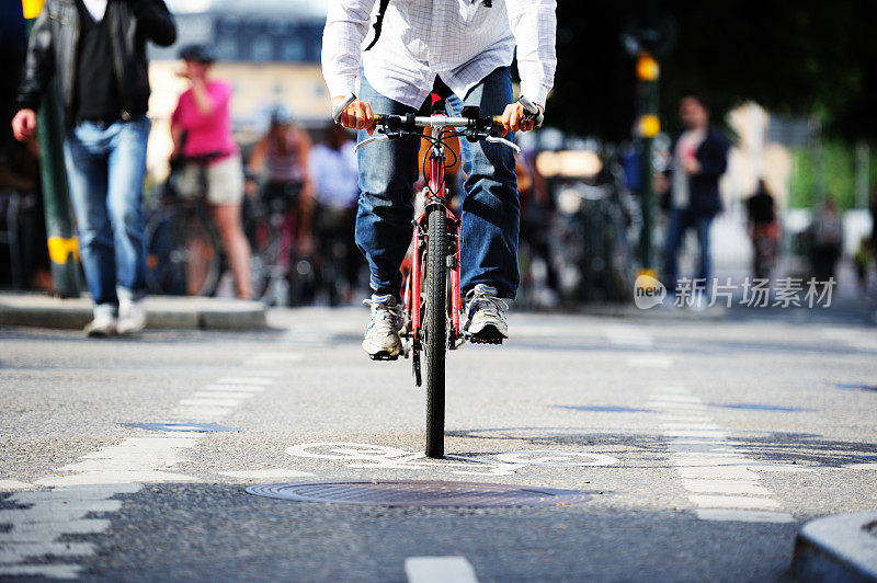 自行车道和交通的自行车正面视图