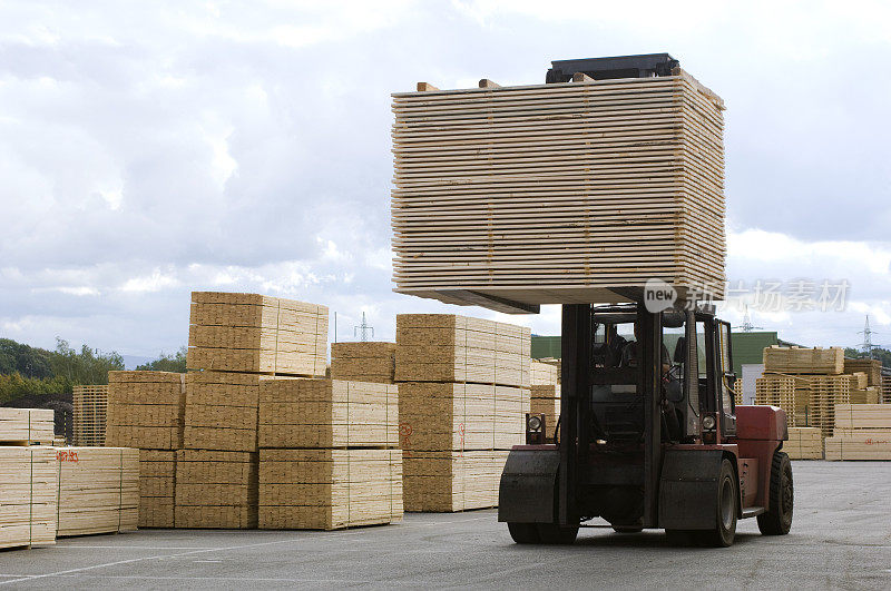 木材工业-用叉车运输成品板材