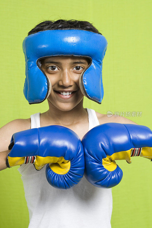 年轻的印度男孩假扮拳师