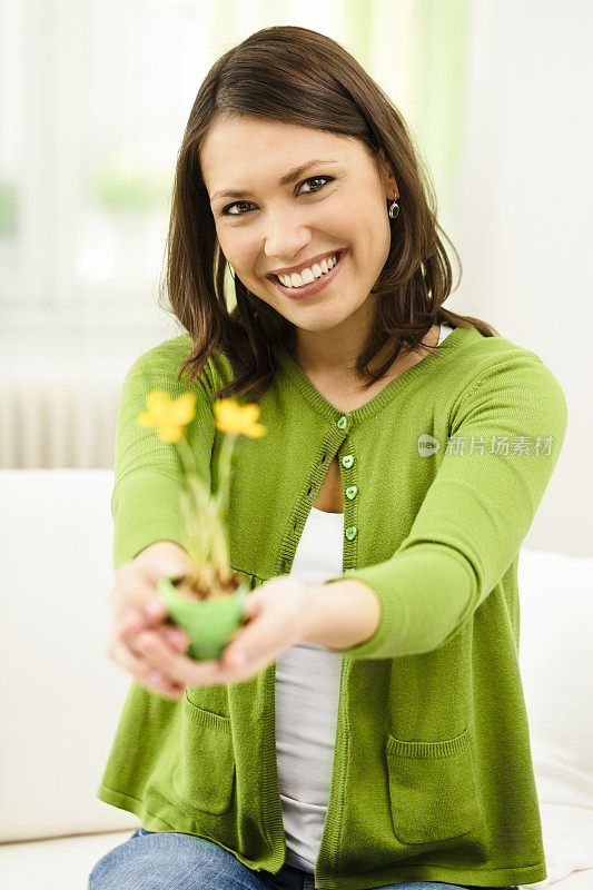 快乐的女人拿着花