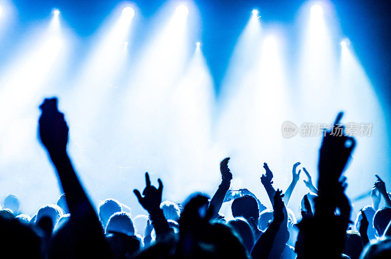 音乐会举起蓝色的灯，人们音乐会摇滚流行