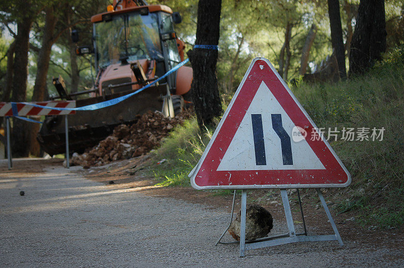 道路建设。道路狭窄