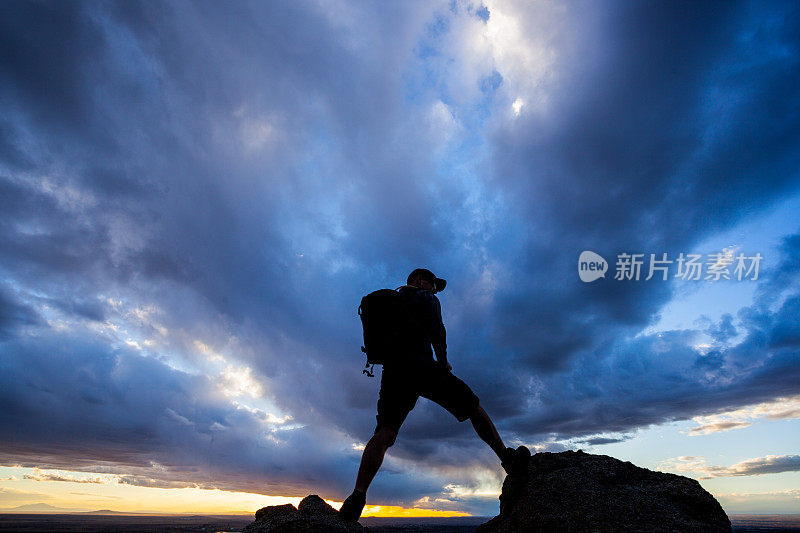 夕阳剪影人戏剧性的天空