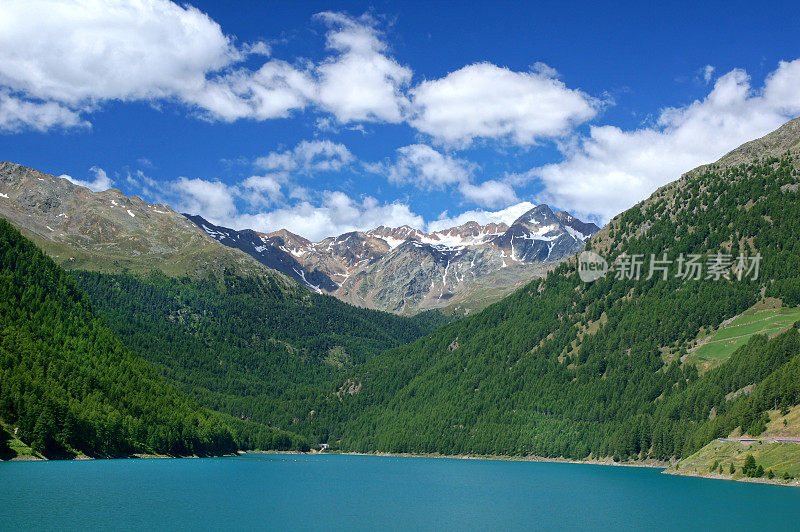 山中的湖