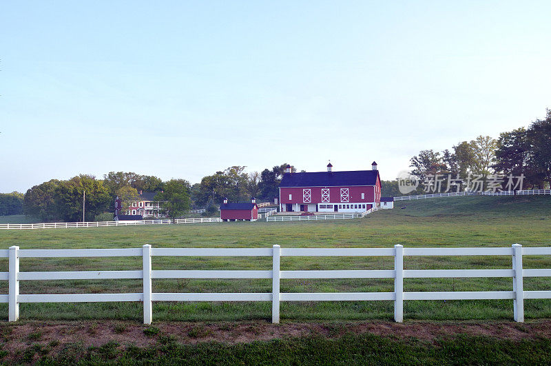 农场房子和谷仓与围栏牧场
