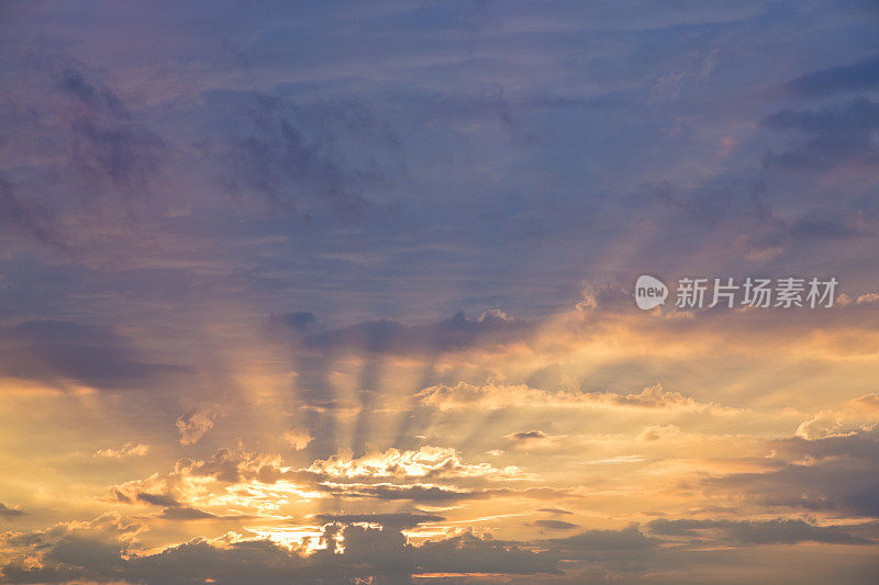 戏剧性的日出的天空