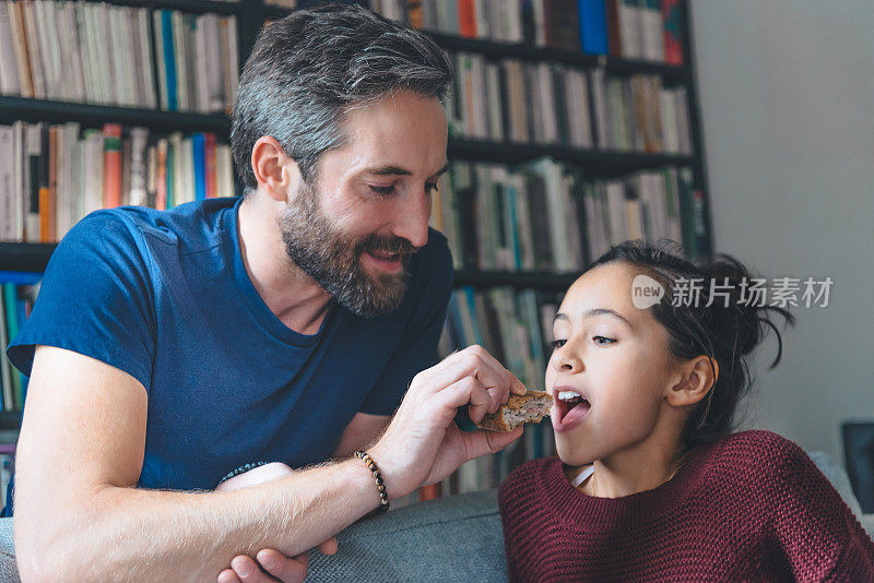 长胡子的父亲以喂女儿为乐