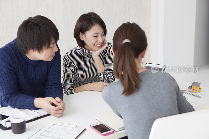 房地产经纪人在展示平板电脑