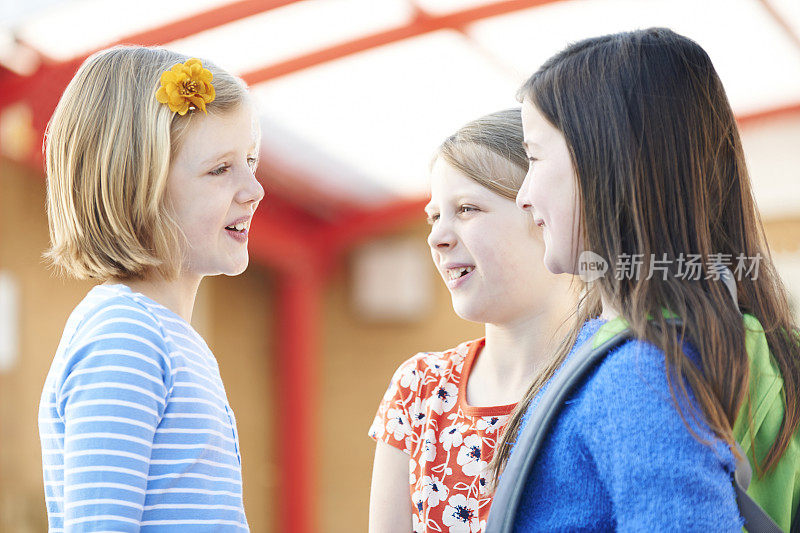 一群女孩在教学楼外谈话