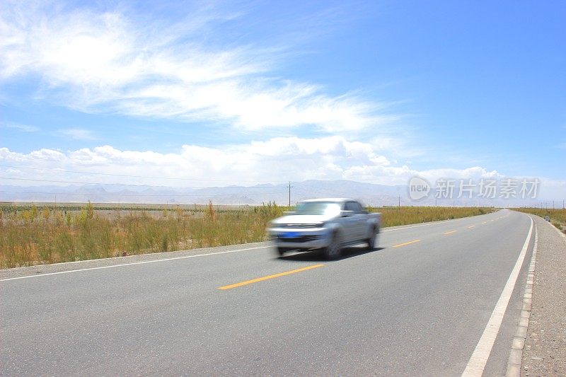 道路上模糊的汽车