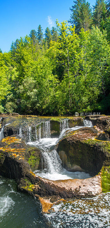森林中央的水坑瀑布对岩石的侵蚀