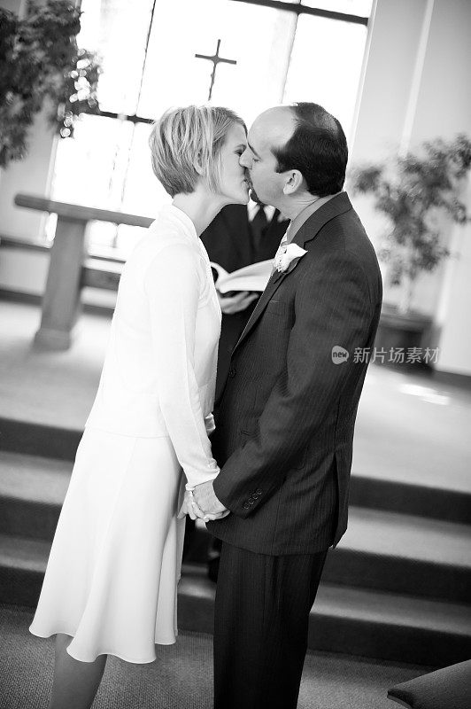 男人和女人在婚礼上接吻