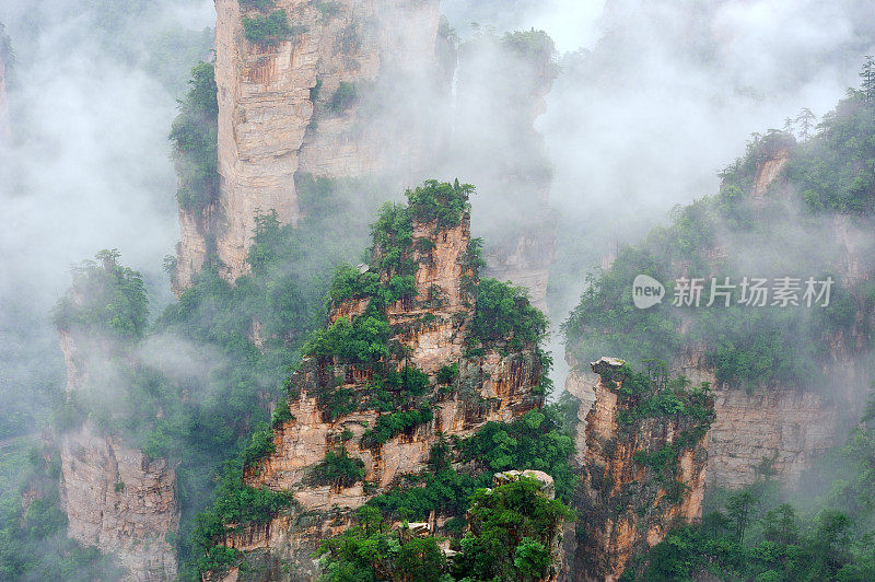 巍峨的山峰耸立在云海中