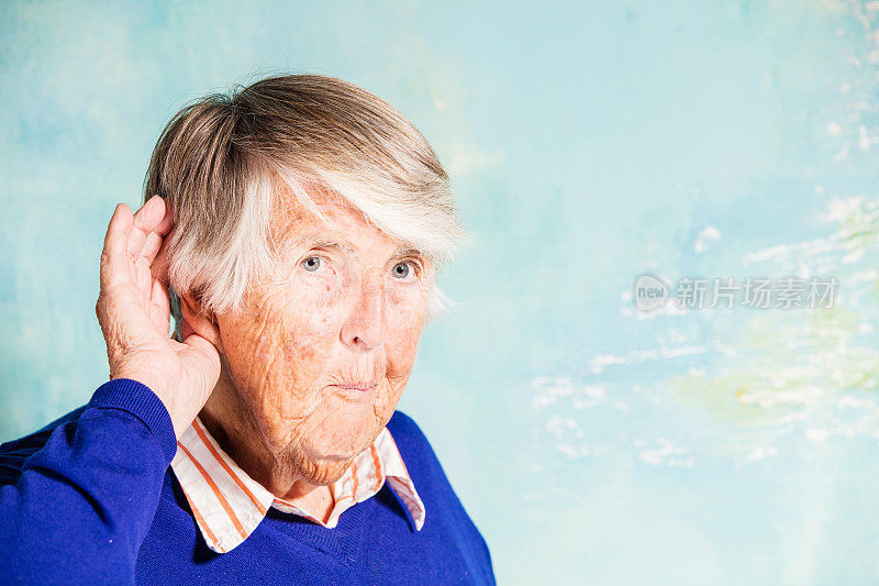 一位戴着人工耳蜗几乎聋的老妇看着摄像机