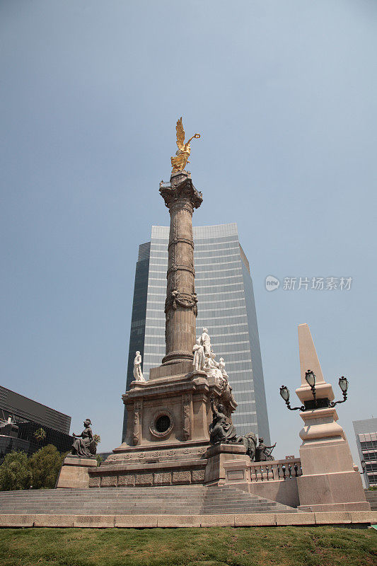 墨西哥墨西哥城的天使和摩天大楼