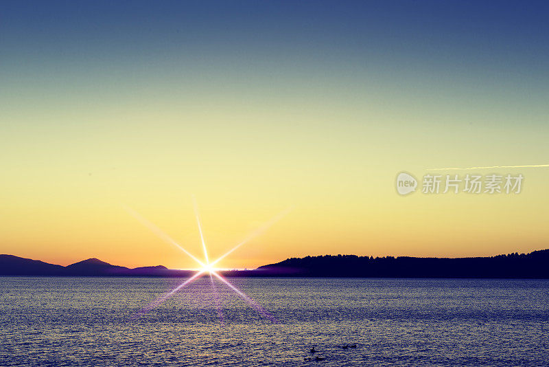 陶波湖的日落与耀斑