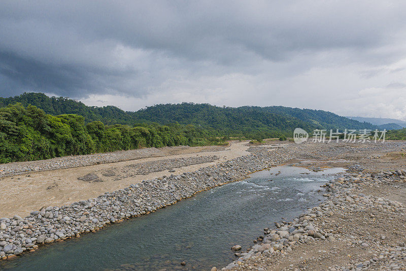 哥斯达黎加暴雨肆虐中美洲乡村河流景观