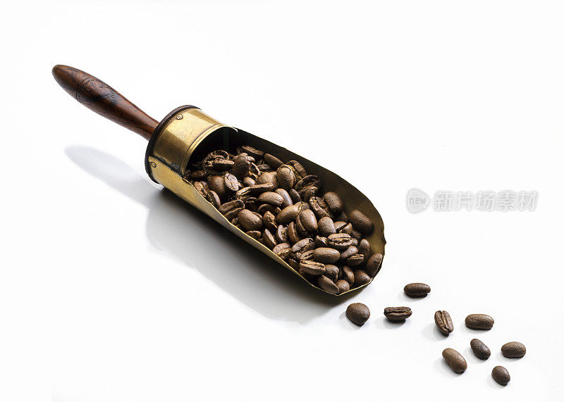 铜勺与烤咖啡豆