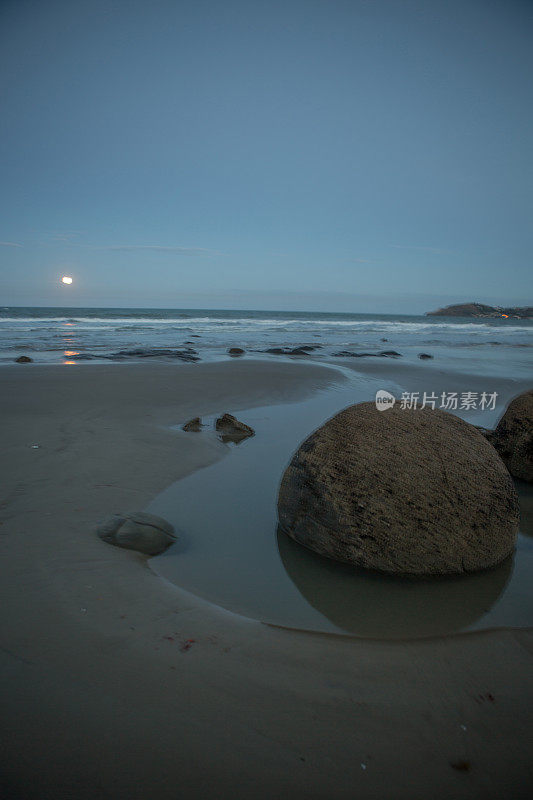 夜晚的莫尔基巨石，月亮。Moeraki、新西兰