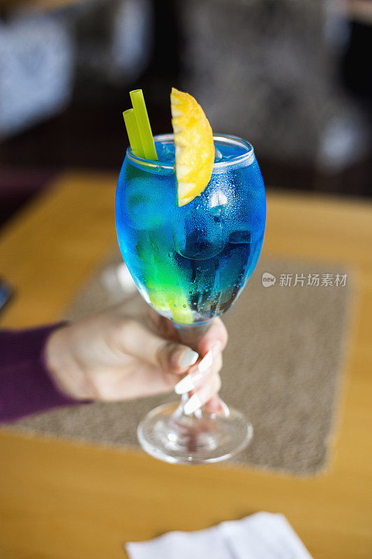 马提尼杯，蓝色的柑香酒和一片酸橙