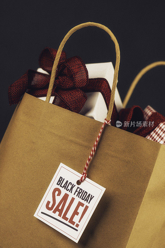 黑色星期五特价购物袋，礼物和留言