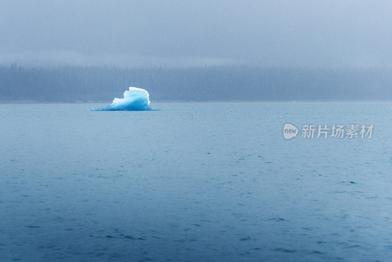 冰山漂浮在宁静的景象中